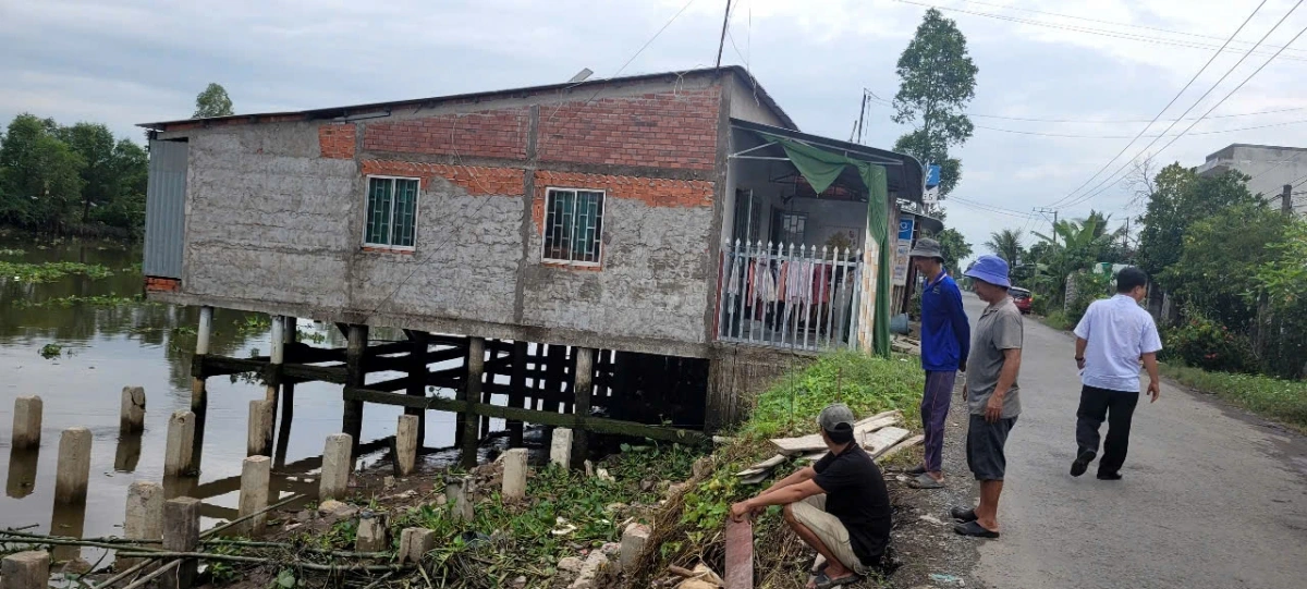 Những căn nhà dưới mé kênh đang mọc lên san sát nhau bất chấp quy định của nhà nước