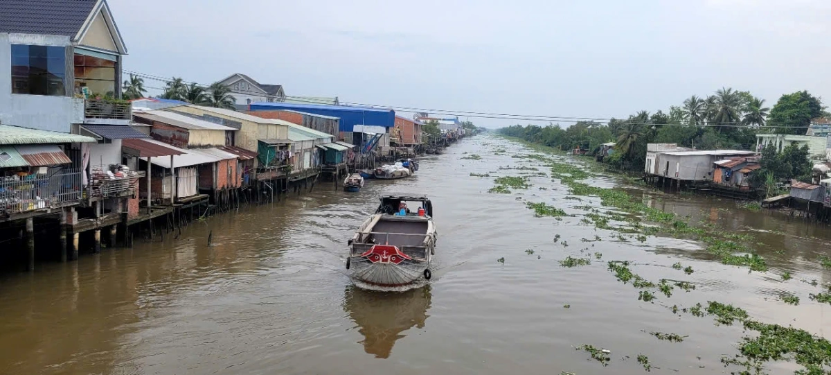 Tình trạng xây dựng  công trình nhà ở, cơ sở kinh doanh ven hai bờ kênh 28 ngày càng tăng