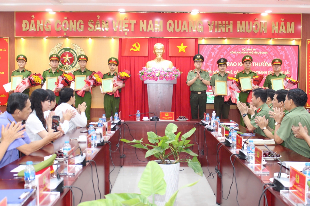 Sáng ngày 19/12, Công an TP.HCM khen thưởng cho 11 tập thể, 6 cá nhân có thành tích xuất sắc trong công tác đấu tranh phòng chống tội phạm (Ảnh: Công an cung cấp)