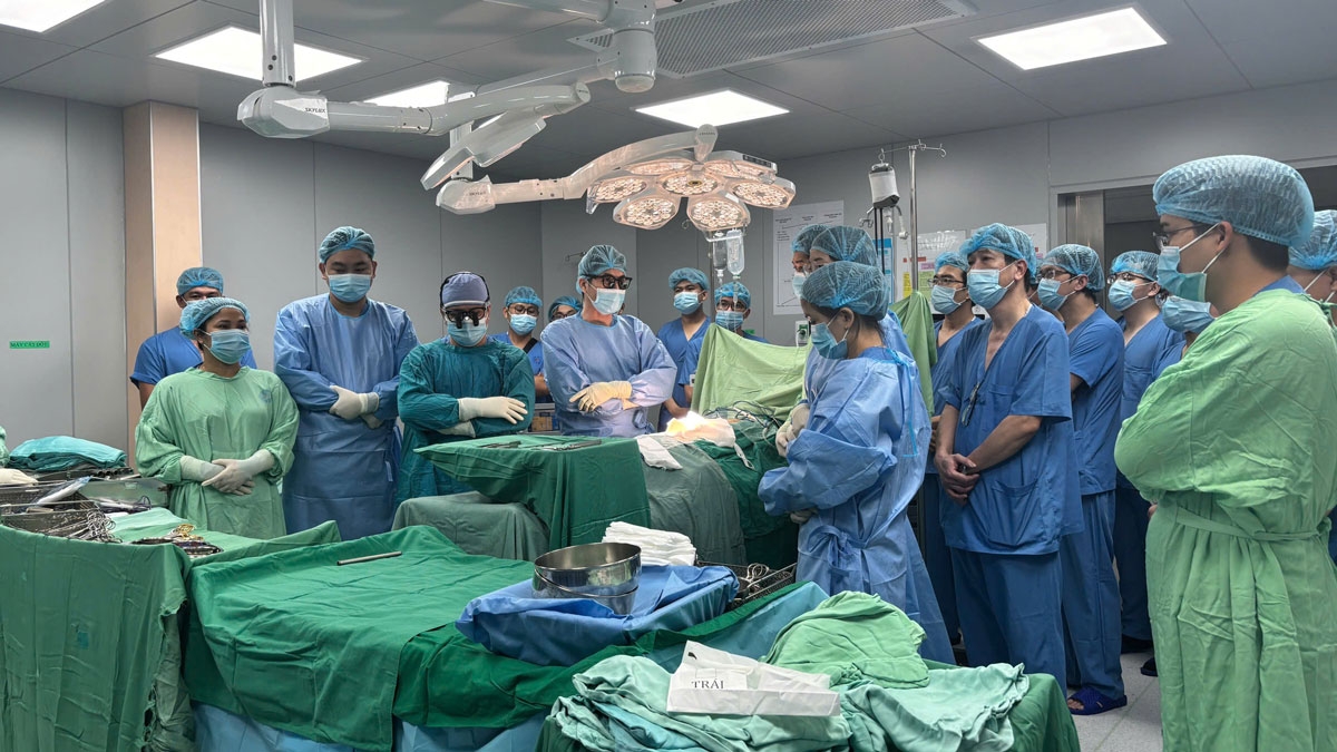 Các bác sĩ thực hiện ca lấy tạng (ảnh: BV)