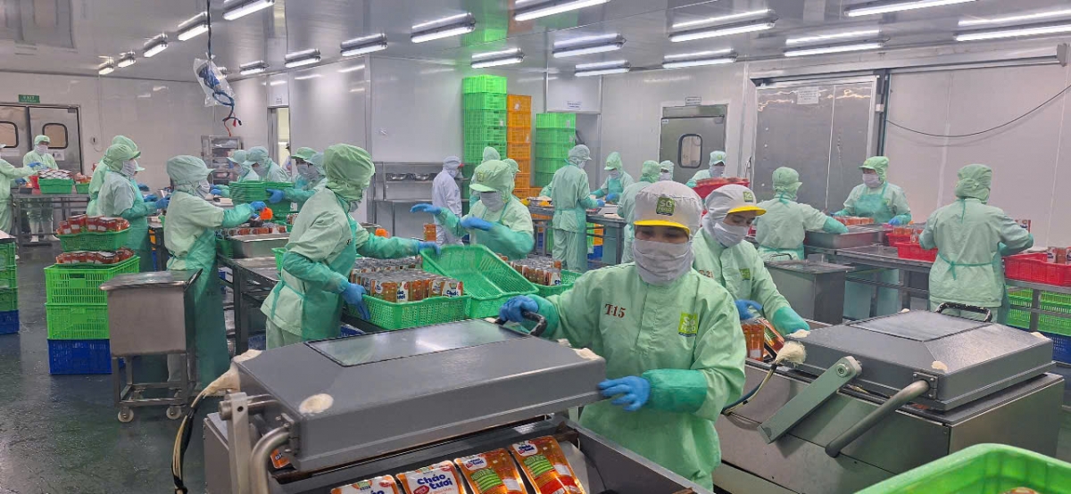 Công nhân tích cực xuất hàng Tết ở Công ty CP Sài Gòn Food (KCN Vĩnh Lộc, huyện Bình Chánh, TP.HCM)