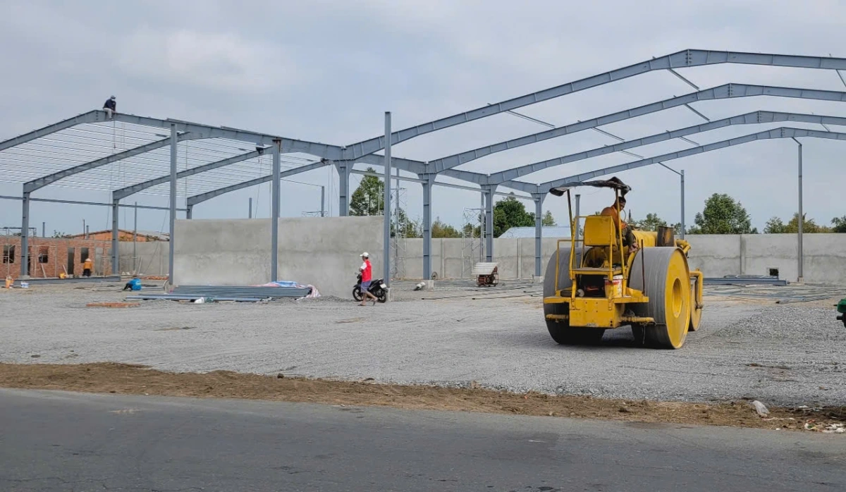 Tại tỉnh Tiền Giang vẫn còn nhiều công trình xây nhà kho mua bán trái sầu riêng dù chưa biết tương lai thị trường này ra sao 