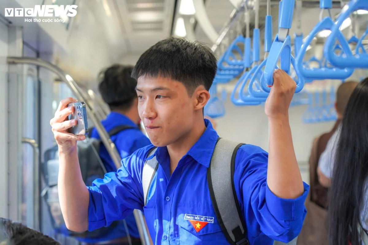 "Tàu di chuyển nhanh, không gian rộng rãi mang lại cảm giác thoải mái. Mình đã kịp quay lại hành trình trải nghiệm tàu Metro số 1 để về chia sẻ với bạn bè, gia đình", đó là cảm nhận của Minh Đức khi lần đầu tiên đi trải nghiệm Metro số 1 (Bến Thành - Suối Tiên).