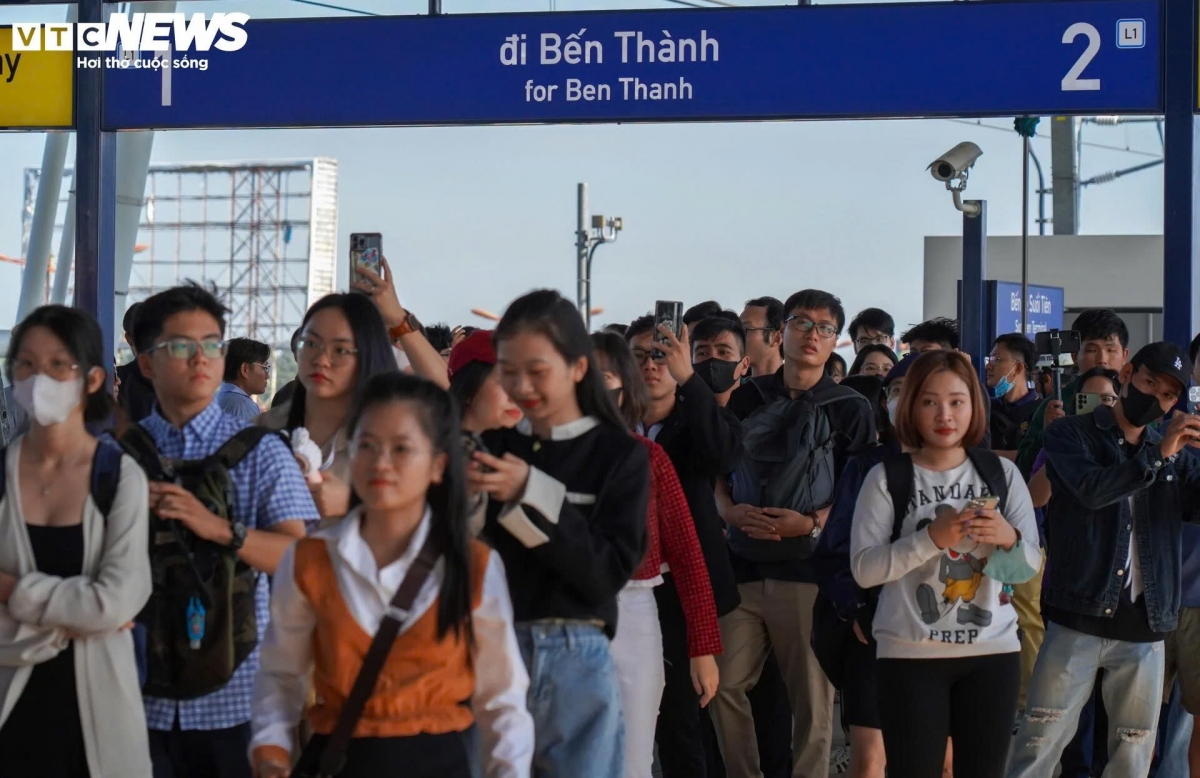 Những ngày qua, rất đông bạn trẻ đăng ký trải nghiệm tàu Metro số 1 (Bến Thành - Suối Tiên) trước khi chạy thương mại vào ngày mai 22/12.