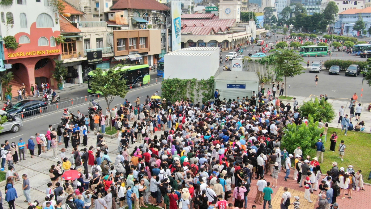 Khung cảnh bên ngoài ga Bến Thành (ảnh QH)