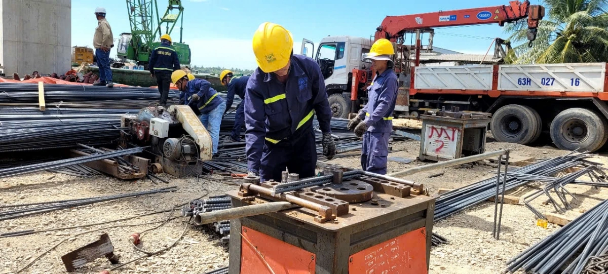 Các ngày nghỉ, ngày lễ, tết dương lịch anh em công nhân vẫn bám công trình