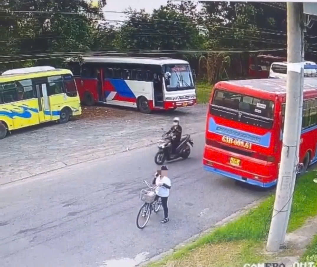 Nữ công nhân dừng xe đạp nghe điện thoại và mất mạng sau đó