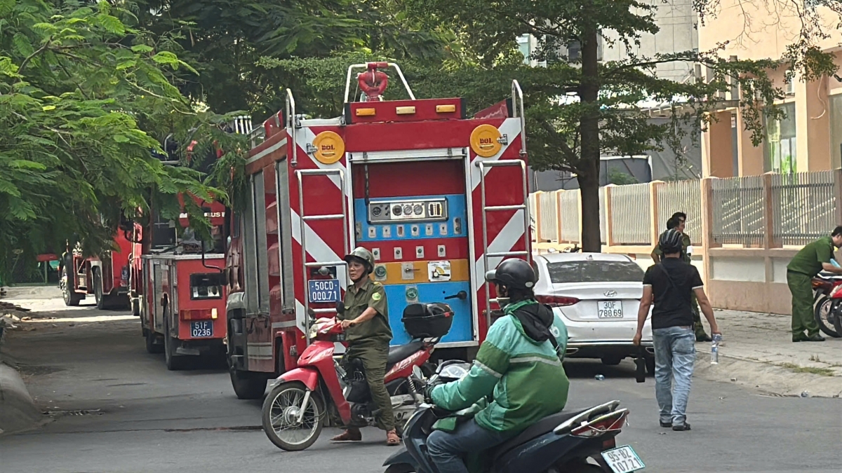 Lực lượng chức năng TP.Thủ Đức có mặt tại hiện trường dập lửa (Ảnh: A.X).