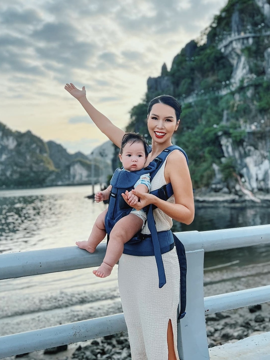  Sau 8 năm bên nhau, siêu mẫu Hà Anh và ông xã ngoại quốc đón con chung thứ hai là một bé trai kháu khỉnh, đáng yêu, tên thân mật là Luca. Năm 2016, Hà Anh kết hôn với chồng ngoại quốc là giáo viên dạy tiếng Anh. 2 năm sau, vợ chồng cô đón cô con gái nhỏ đầu lòng chào đời. Hiện tại, Hà Anh được nhiều người ngưỡng mộ với cuộc sống hôn nhân hạnh phúc.