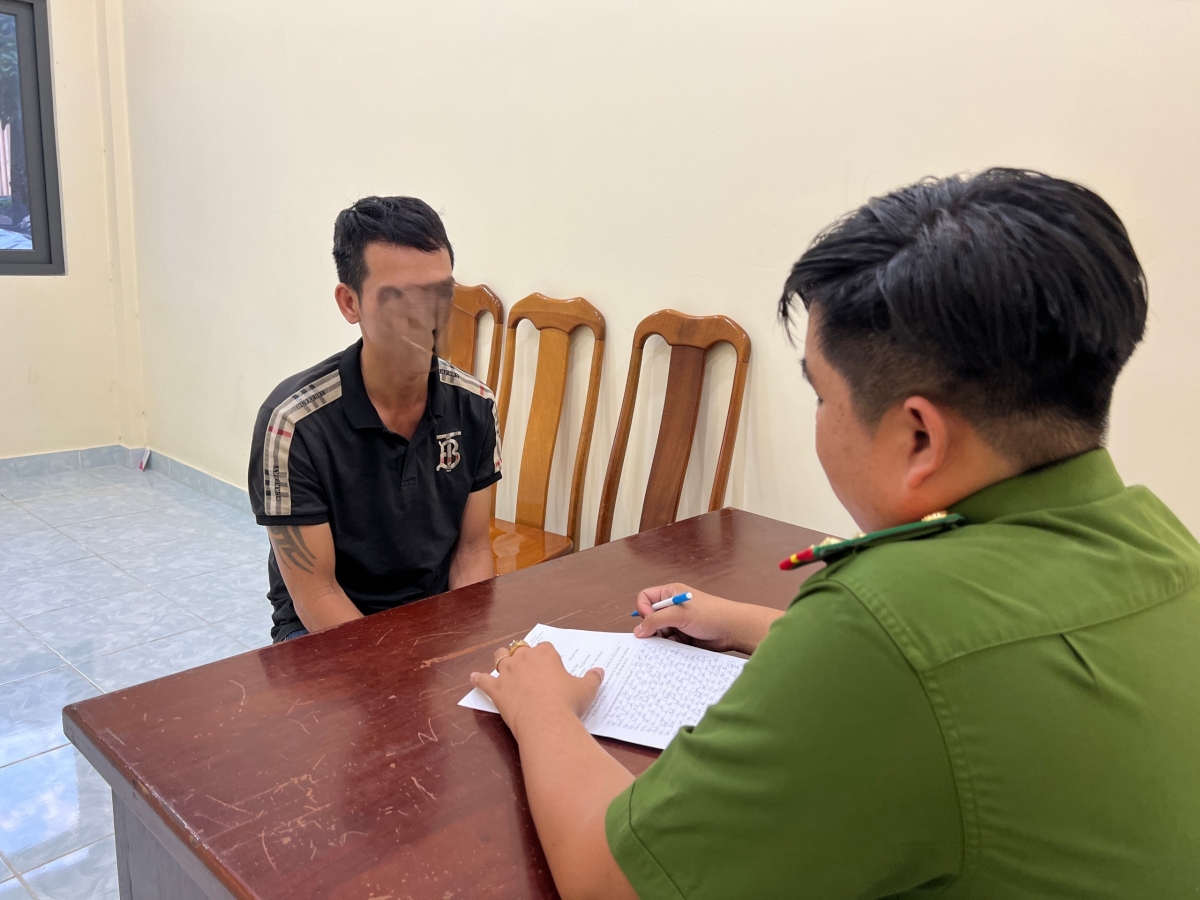 Cảnh sát điều tra lấy lời khai của kẻ cầm đầu Nguyễn Xuân Vinh