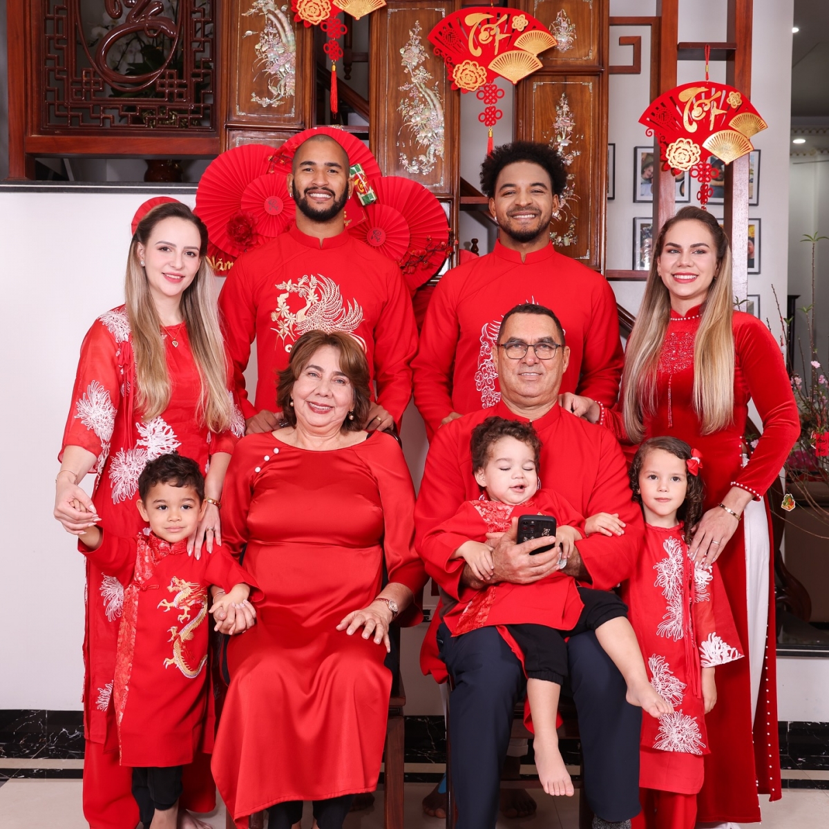 Đại gia đình Xuân Son và người bạn Marlon, trung vệ của Đà Nẵng, chụp ảnh mừng năm mới. 