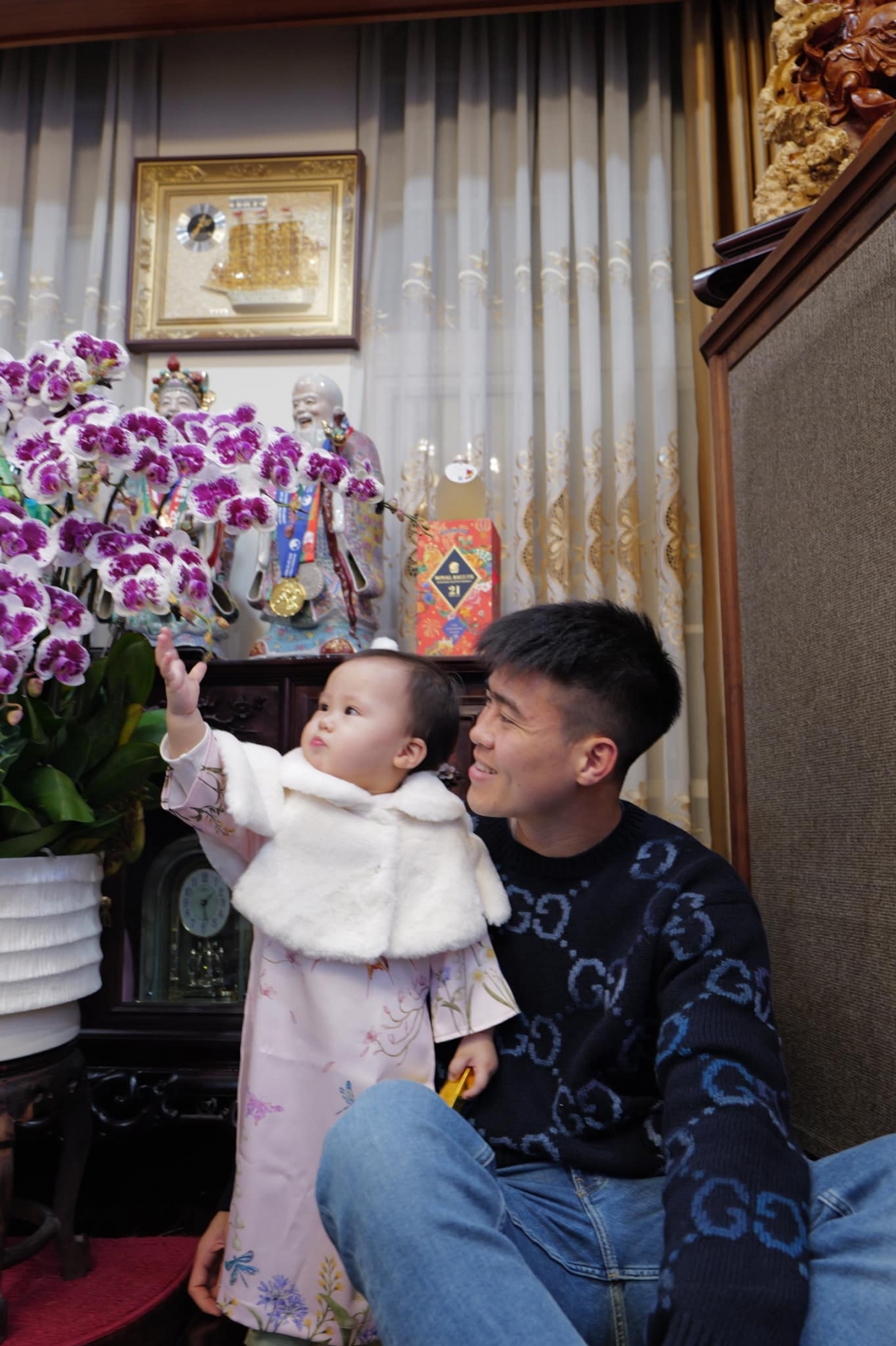 Duy Mạnh chia sẻ khoảnh khắc đón Tết cùng con gái. 