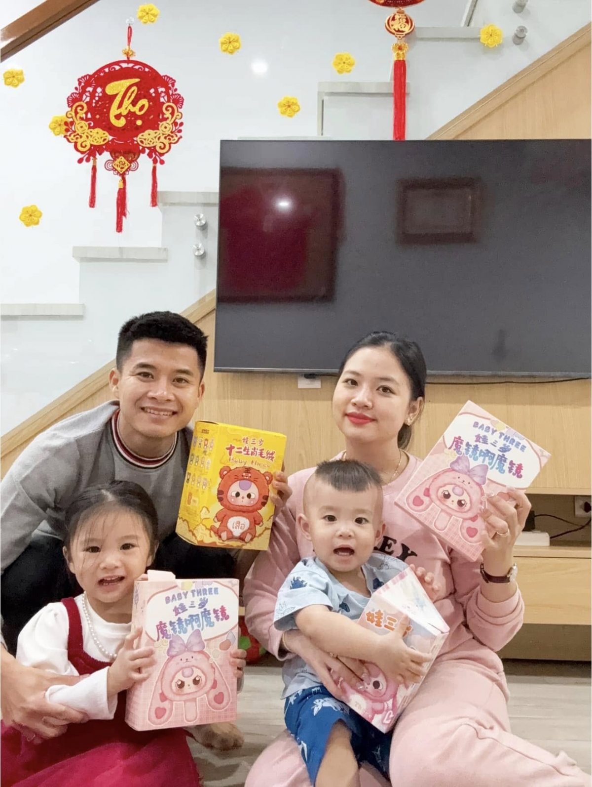 Tuyển thủ Thành Long đón năm mới cùng vợ con. 