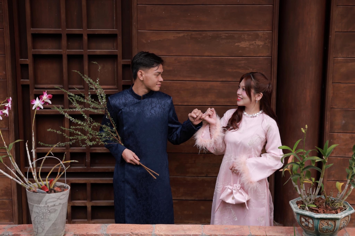 Tiền đạo trẻ Bùi Vĩ Hào và vợ. 