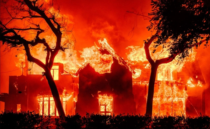 Một khu nhà ở Los Angeles bị đám cháy thiêu rụi. Ảnh: The Guardian
