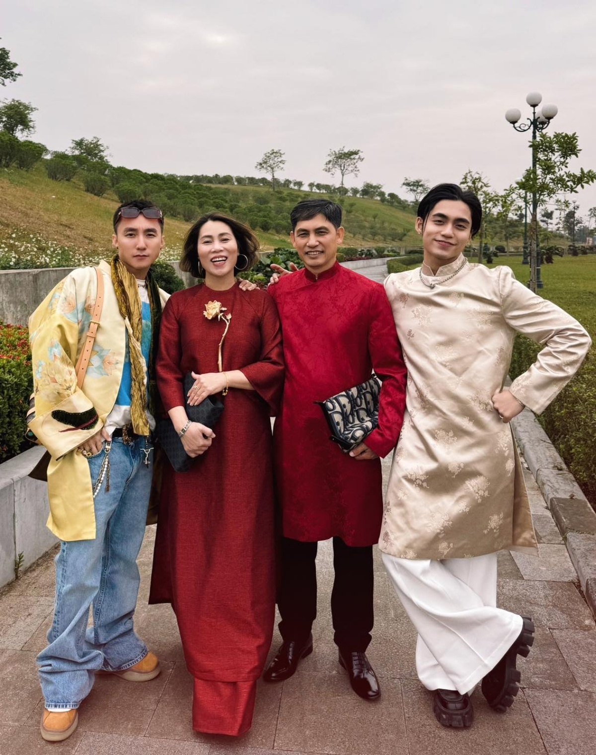 Sơn Tùng M-TP (trái) và MONO (phải) gây chú ý khi chia sẻ khoảnh khắc sum họp gia đình. Trong khi bố mẹ và em trai mặc theo cách truyền thống, giọng ca “Đừng làm trái tim anh đau” biến tấu áo dài thành áo khoác, phối cùng áo thun và quần jeans.