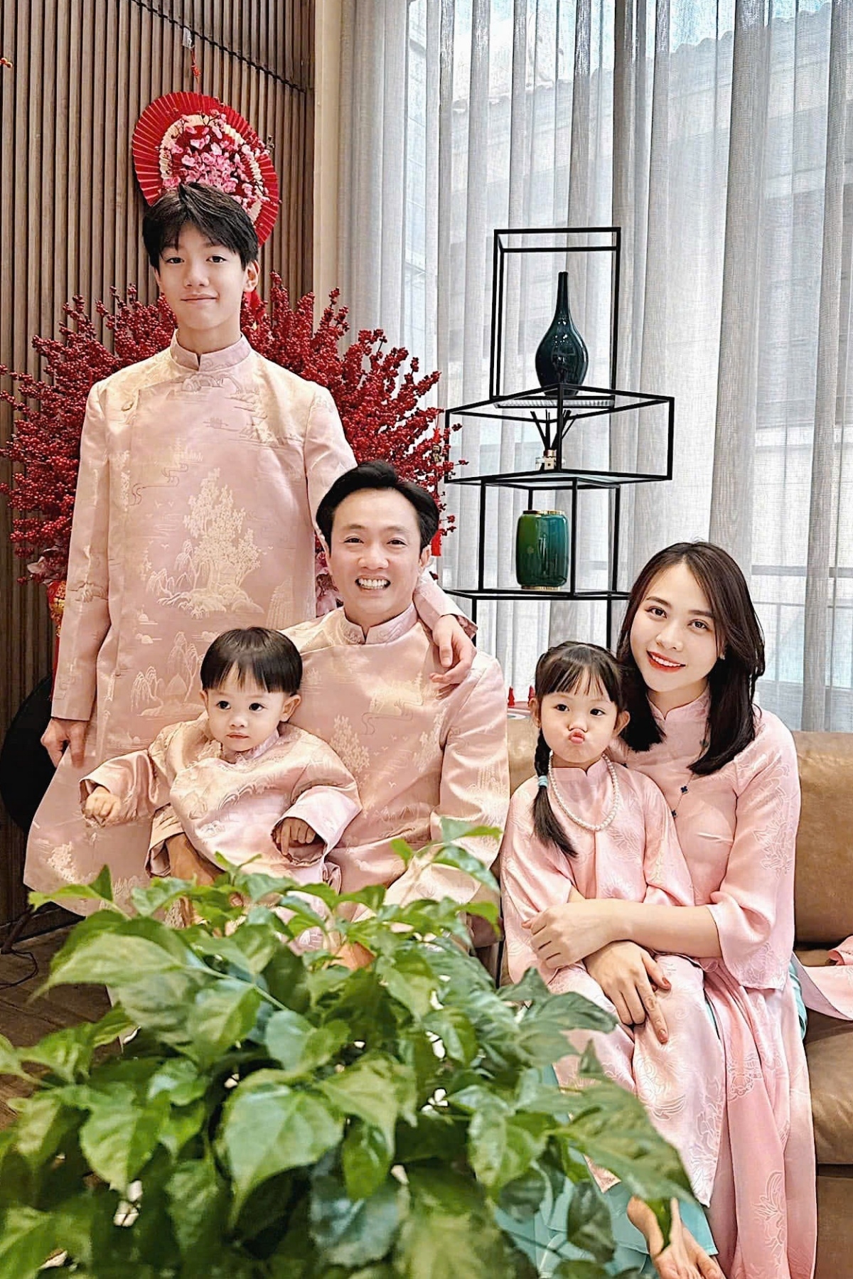 Đàm Thu Trang cùng chồng Cường Đôla và ba con diện áo dài màu hồng đồng điệu. “Chúc tất cả mọi người một năm mới thật nhiều sức khỏe, bình an và hạnh phúc”, cô bày tỏ.