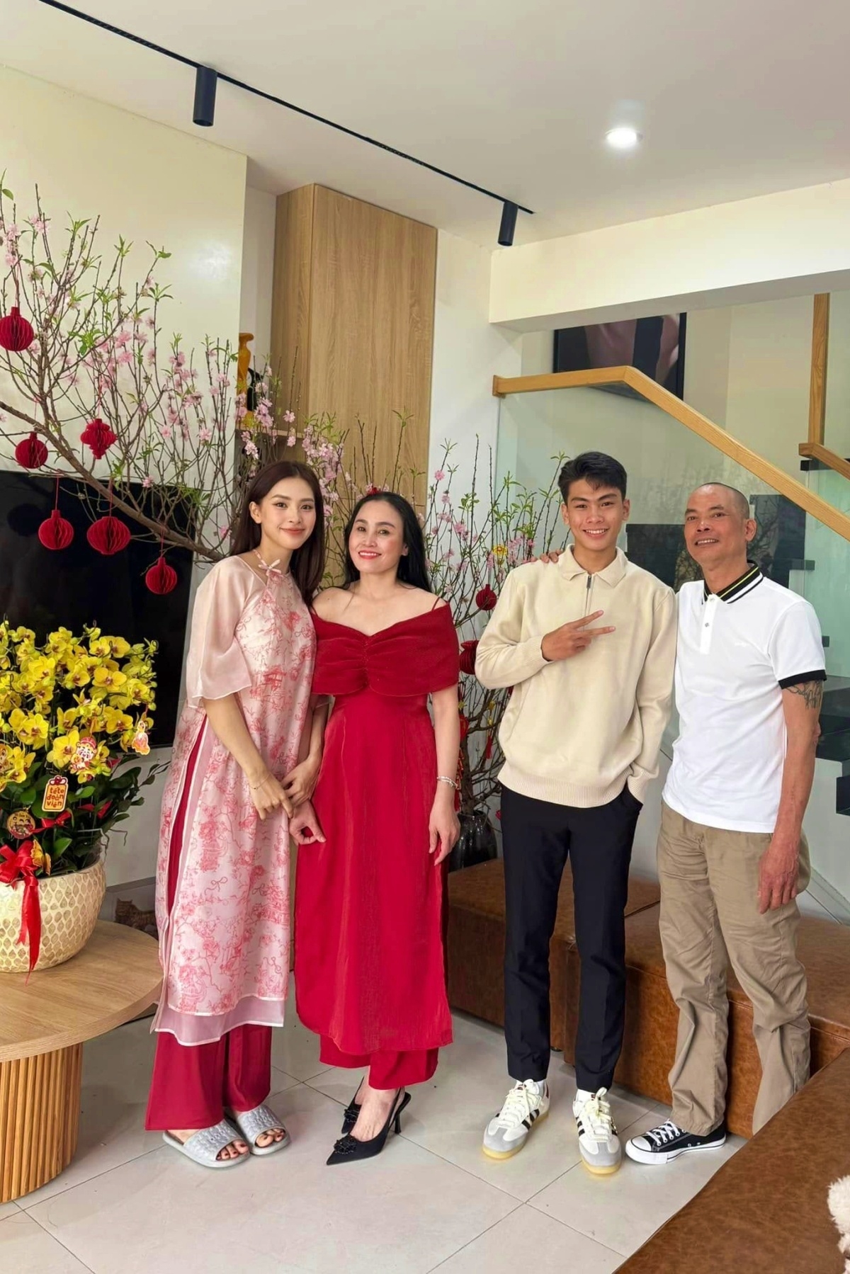 Hoa hậu Tiểu Vy xúng xính áo dài, chụp ảnh cùng gia đình ở nhà riêng tại Hội An.