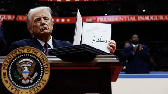 Ông Trump tuyên bố sẽ áp thuế nhập khẩu 10% với hàng hóa Trung Quốc. Ảnh: Getty