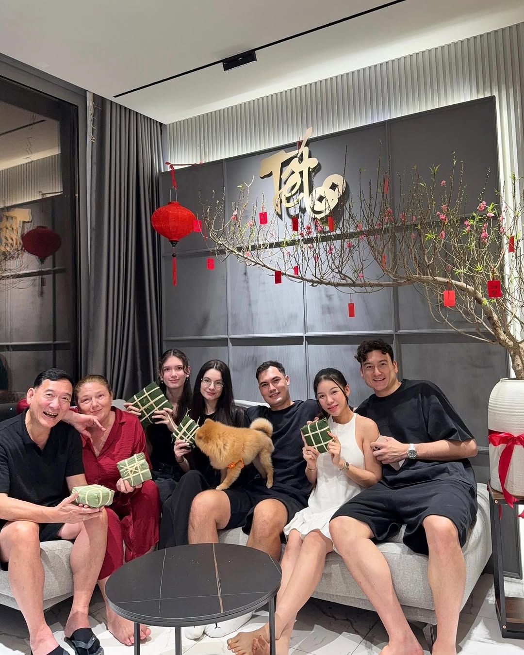 Thủ môn Văn Lâm quây quần cùng gia đình đón Tết. 