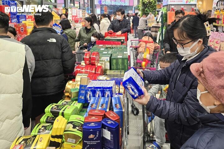 Ai nấy đều tất bật chọn lựa đồ để mang về nhà đón Tết.