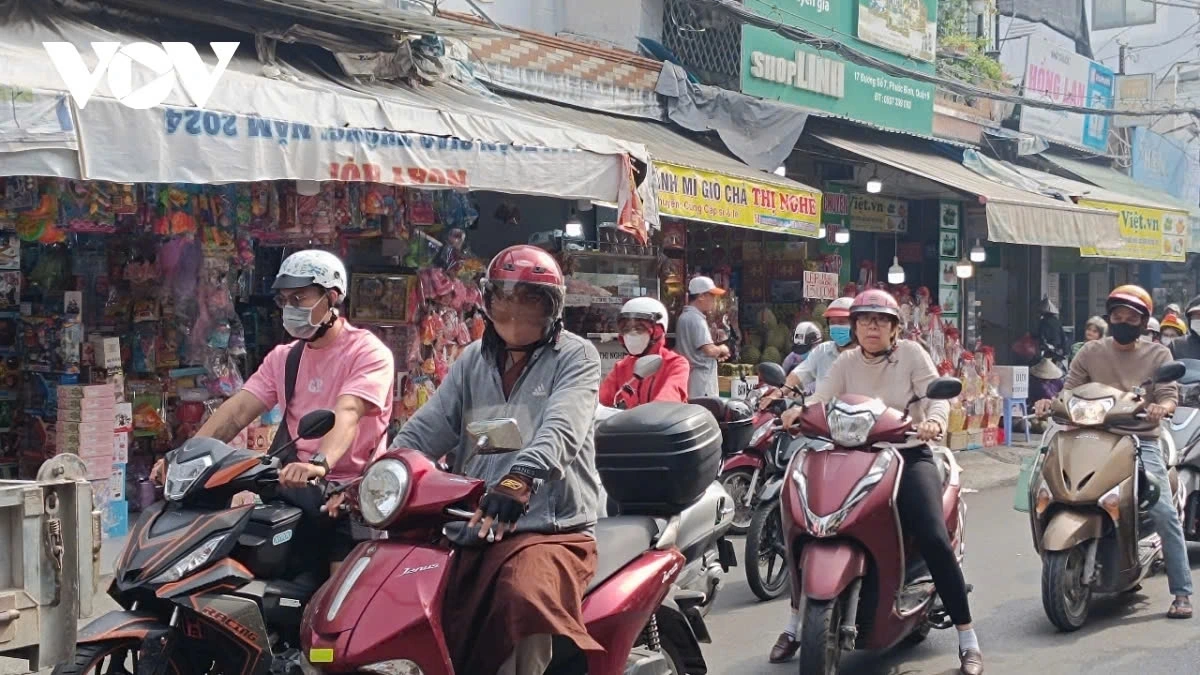 Experts recommend that residents wear masks when going outdoors to minimize respiratory illnesses caused by air pollution.