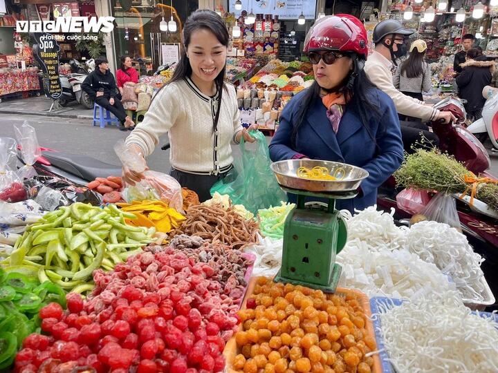 Khách có thể tùy ý lựa chọn các loại kẹo và mứt Tết theo ý thích, chủ hàng sẽ tính tiền theo cân nặng.