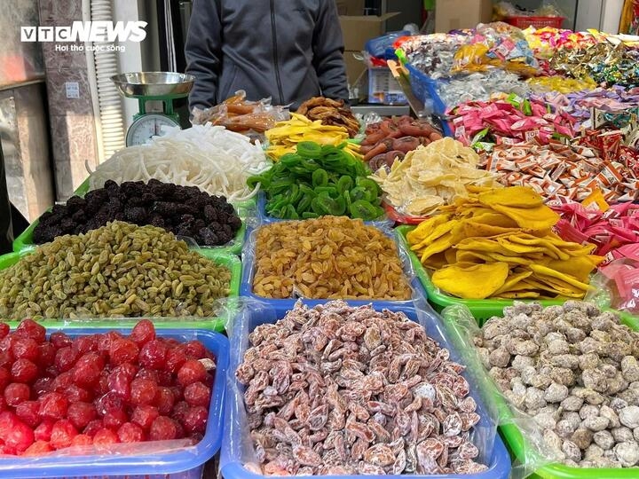 Khá nhiều khách hàng e ngại với cảnh các loại ô mai được phơi bày giữa phố, không được bảo quản cẩn thận, kỹ càng.