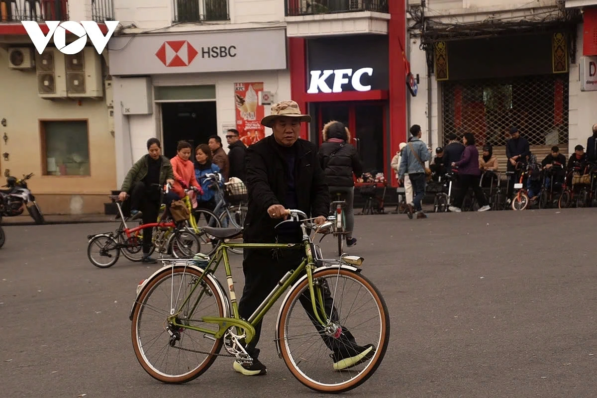 This man is ready to tour around the capital city by his vintage bike.
