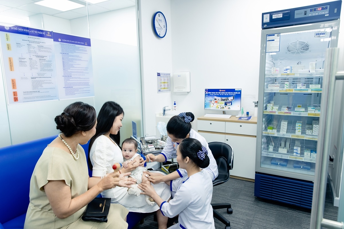 VNVC là đơn vị tiêm chủng vắc xin uy tín hàng đầu Việt Nam với hơn 210 trung tâm hiện đại trên cả nước, cung ứng hàng chục loại vắc xin quan trọng, vắc xin mới, vắc xin thế hệ mới cho trẻ em và người lớn.