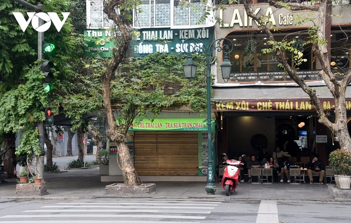 It is a rare café on Phan Chu Trinh street, where customers leisurely begin the new year, enjoying the peaceful streets on the first day of the year.