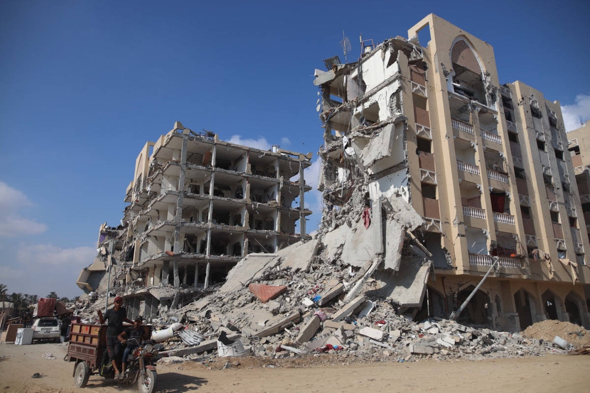 Những tòa nhà bị phá hủy sau cuộc không kích của Israel xuống Dải Gaza. Ảnh: Reuters