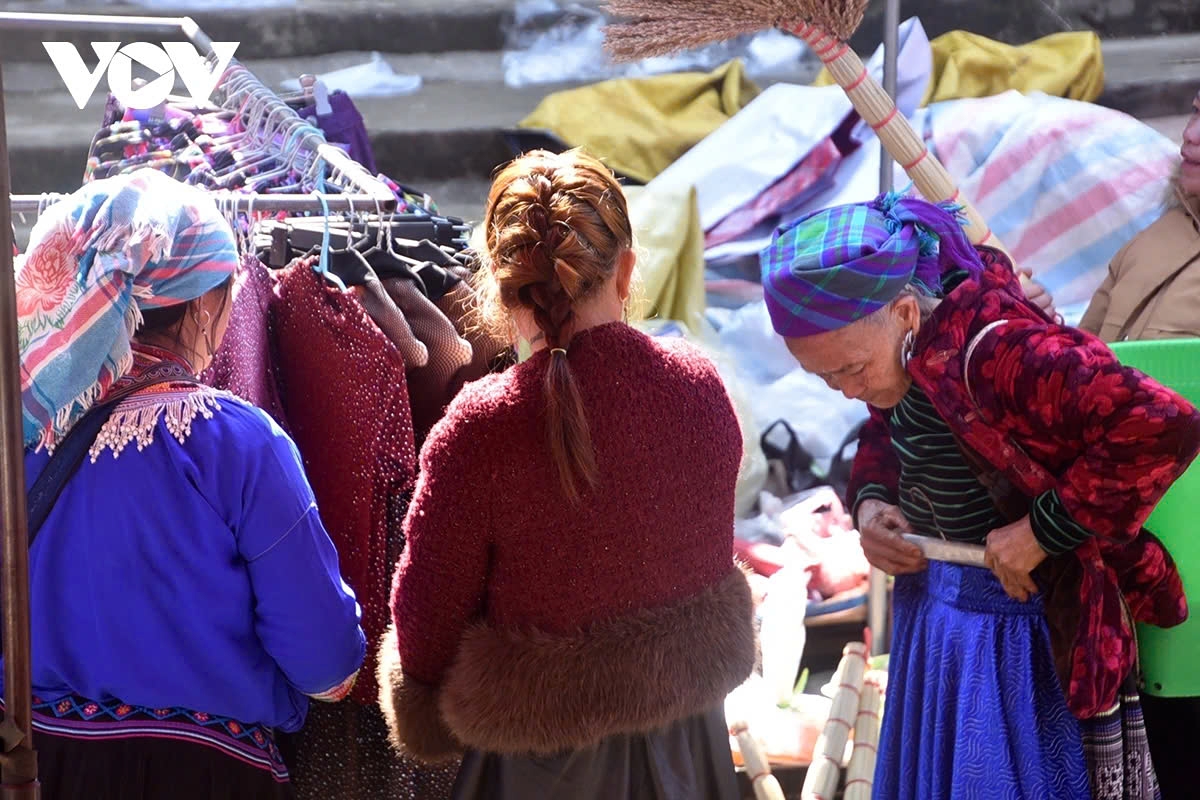 During Tet, from the elderly to children, everyone feels joyful and happy when wearing new clothes.