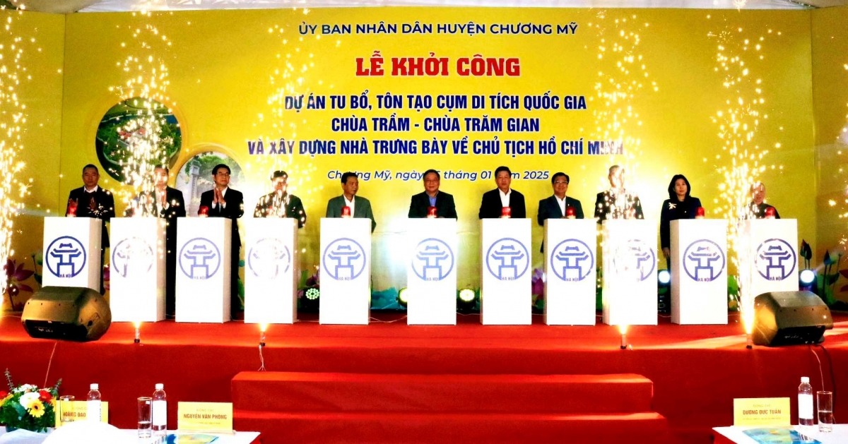 Các đại biểu thực hiện nghi thức khởi công Dự án tu bổ, cải tạo Cụm di tích Quốc gia Chùa Trầm, Chùa Trăm Gian và xây dựng nhà trưng bày về Chủ tịch Hồ Chí Minh tại Chùa Trầm.