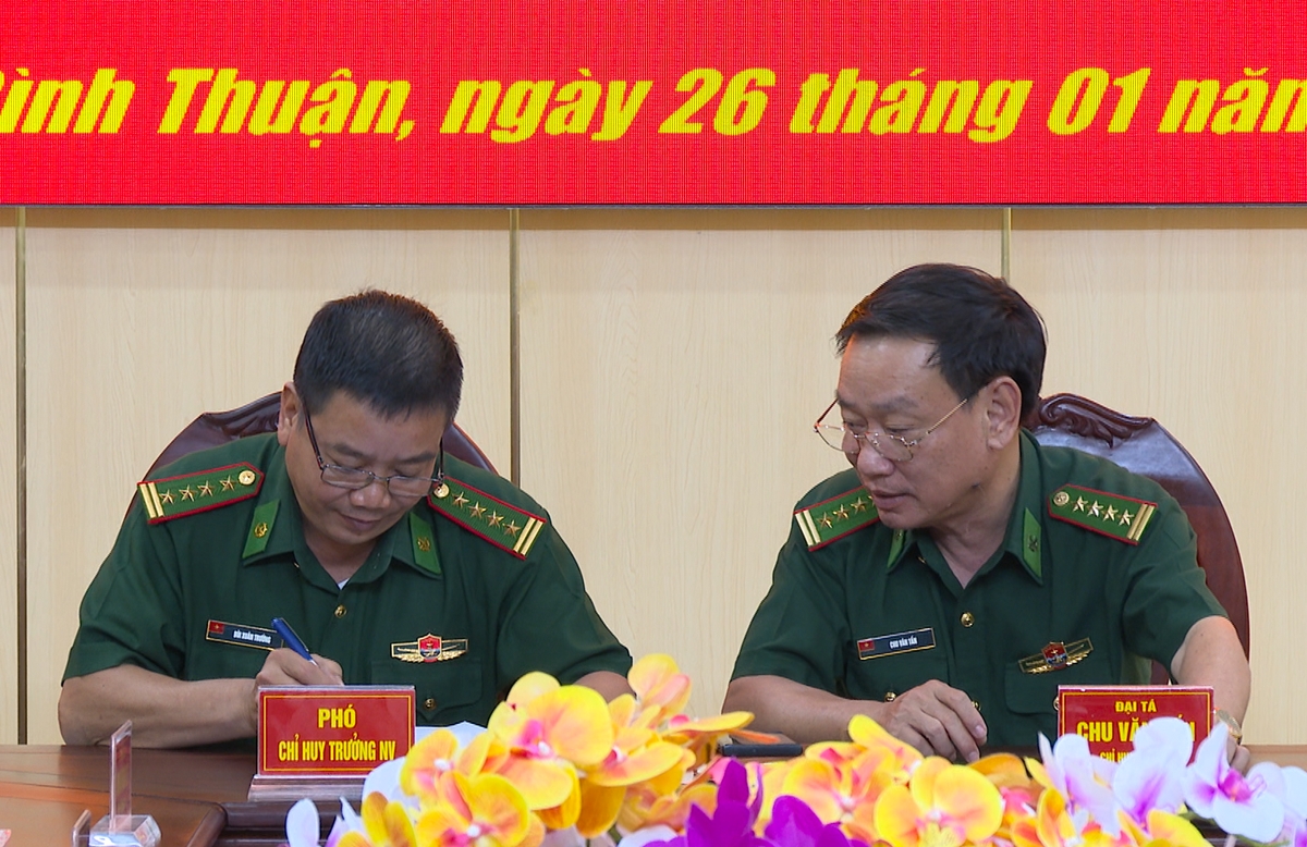 Đại tá Chu Văn Tấn (phải) và Đại tá Bùi Xuân Trường ký biên bản bàn giao chức trách, nhiệm vụ. Ảnh: Thành Trung