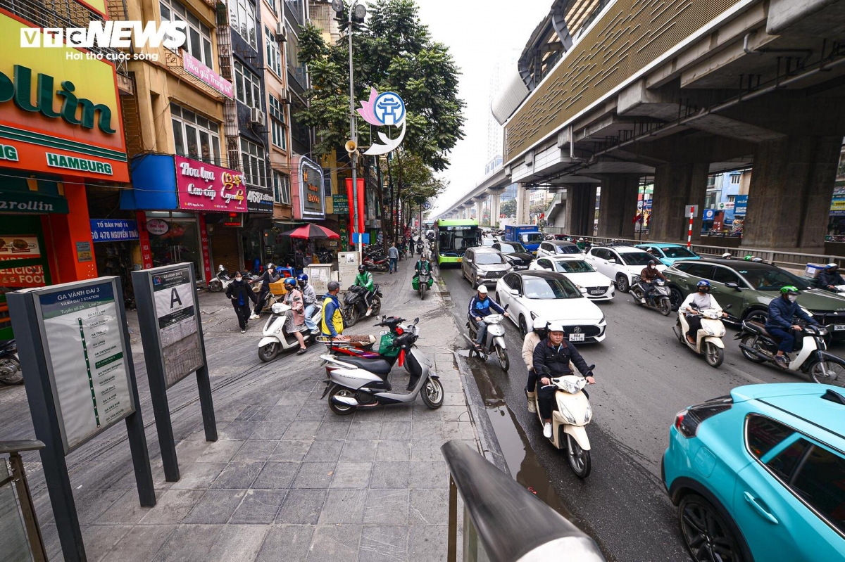 Nghị định 168 có hiệu lực từ ngày 1/1/2025, trong đó nhiều lỗi vi phạm giao thông tăng mức xử phạt lên gấp vài lần đến hàng chục lần so với quy định cũ. Mức phạt mới được đánh giá đủ sức răn đe, tác động mạnh đến ý thức người tham gia giao thông.