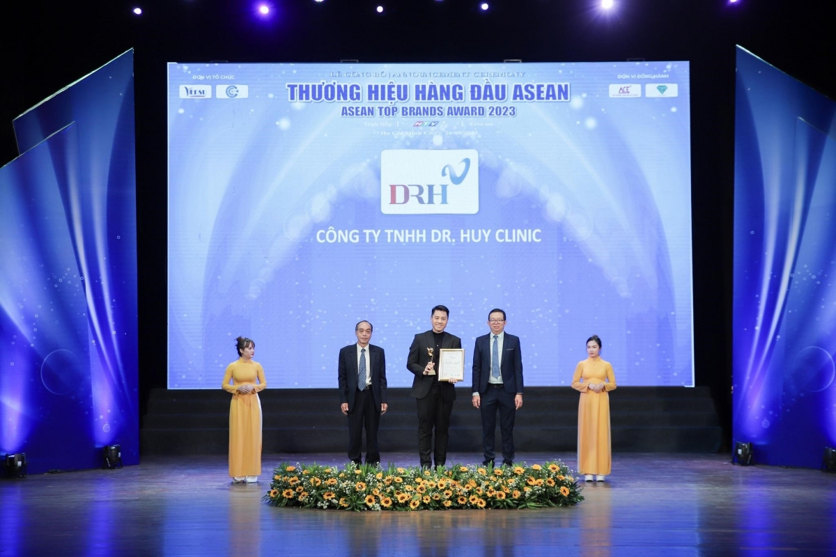 Đại diện DRH Clinic - CEO Trương Ngọc Huy nhận giải top 10 thương hiệu hàng đầu Asean 2023