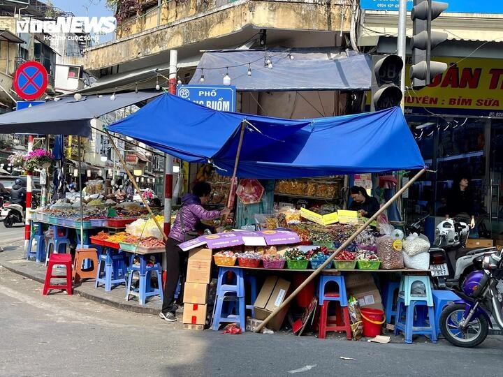 Phố Hàng Buồm (quận Hoàn Kiếm) nổi tiếng là "thủ phủ" bán bánh kẹo ở Hà Nội, luôn sầm uất trong những dịp lễ Tết.