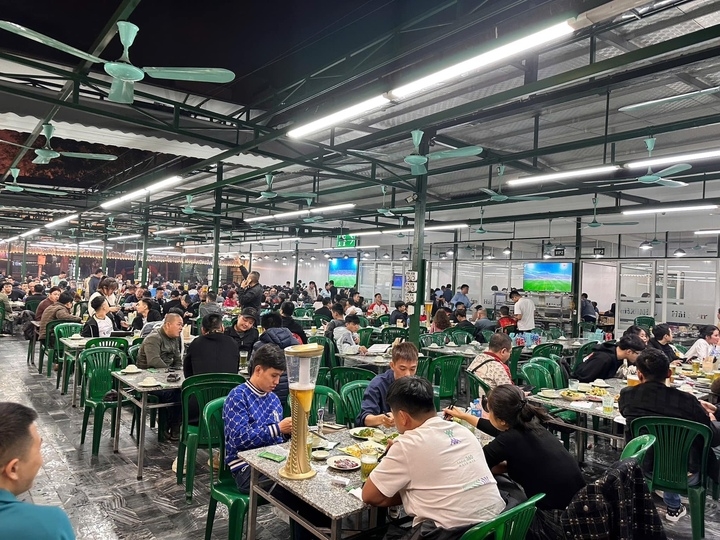 Quá tải, đông nghẹt người là tình trạng chung được ghi nhận tại nhiều quán nhậu, nhà hàng ở Hà Nội trong những ngày giáp Tết Ất Tỵ 2025.