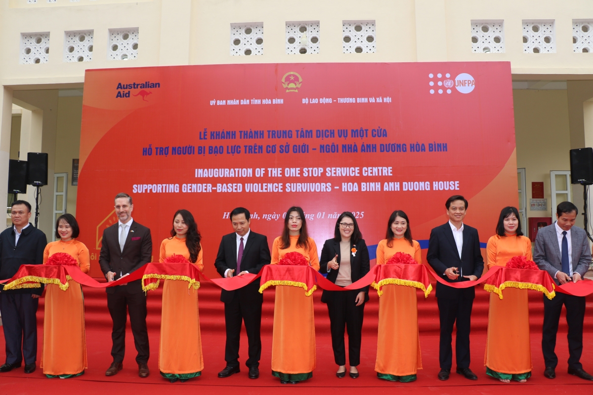 Các đại biểu cắt băng khánh thành Ngôi nhà Ánh Dương tại Hòa Bình. Ảnh: UNFPA