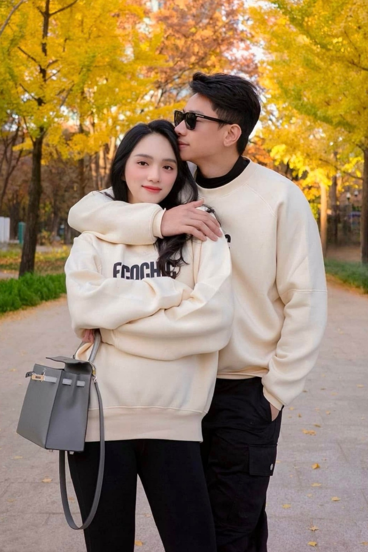 Dù chưa công khai xác nhận mối quan hệ tình cảm, Hương Giang và Phú Cường không ngần ngại chia sẻ những khoảnh khắc tình tứ trong các chuyến du lịch. Bạn bè và cộng đồng mạng dành nhiều lời khen đẹp đôi cho hai người và mong họ sớm có cái kết đẹp: "Chúc anh chị mãi hạnh phúc như thế này"; "Hai bạn đẹp đôi quá. Ánh mắt Hương Giang tràn ngập niềm hạnh phúc"; "Hương Giang và Phú Cường có nét giống nhau, rất xứng đôi"...
