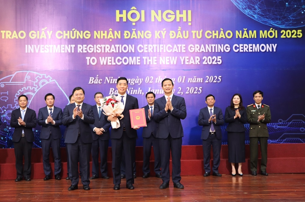 Bí thư Tỉnh ủy Bắc Ninh Nguyễn Anh Tuấn (bên trái), Chủ tịch UBND tỉnh Bắc Ninh Vương Quốc Tuấn (bên phải) trao Giấy chứng nhận đầu tư mở rộng Dự án Sản xuất màn hình và các linh kiện điện tử cho Công ty TNHH Samsung Display Việt Nam