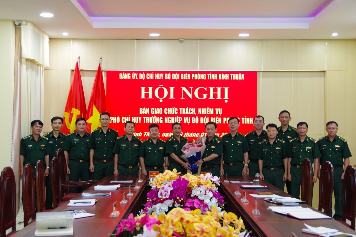 Tặng hoa chúc mừng Đại tá Bùi Xuân Trường. Ảnh: Thành Trung