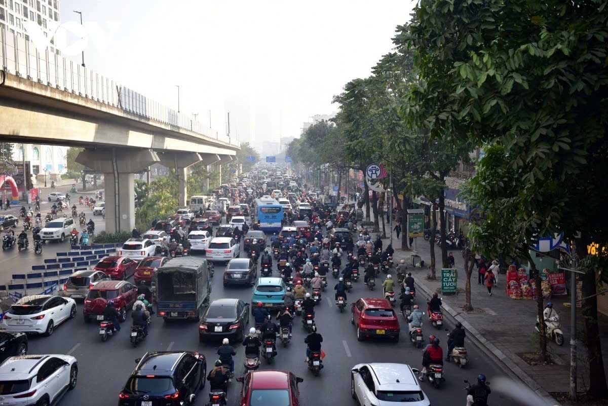 The sheer volume of vehicles, combined with a surge in shopping and travel activities typical of the pre-Tet period, exacerbates the situation.