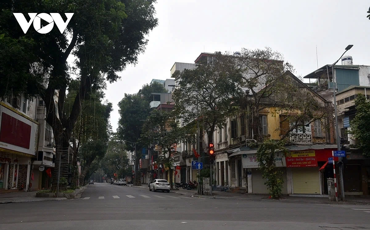 In the morning, most people gather with their families to perform the traditional ancestral offering ceremony, leaving the streets quiet.