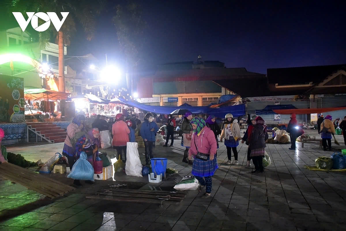At 4 AM, in the biting cold of the market close to Tet, with an outdoor temperature of 4°C, people have already arrived to set up their stalls, preparing for a busy market day.