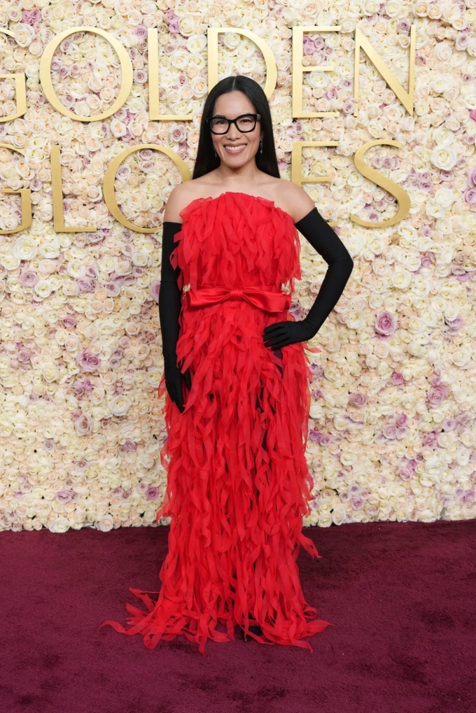 Nữ diễn viên mang nửa dòng máu Việt Ali Wong diện thiết kế đến từ thương hiệu Balenciaga. Chiếc váy nổi bật với phần tua rua đỏ và thắt nơ ở eo.