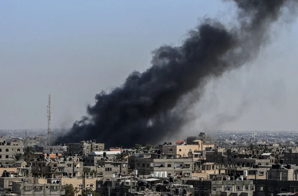 Khói đen bốc lên sau vụ tấn công tại một thành phố Rafah ở Dải Gaza. (Ảnh: KT)