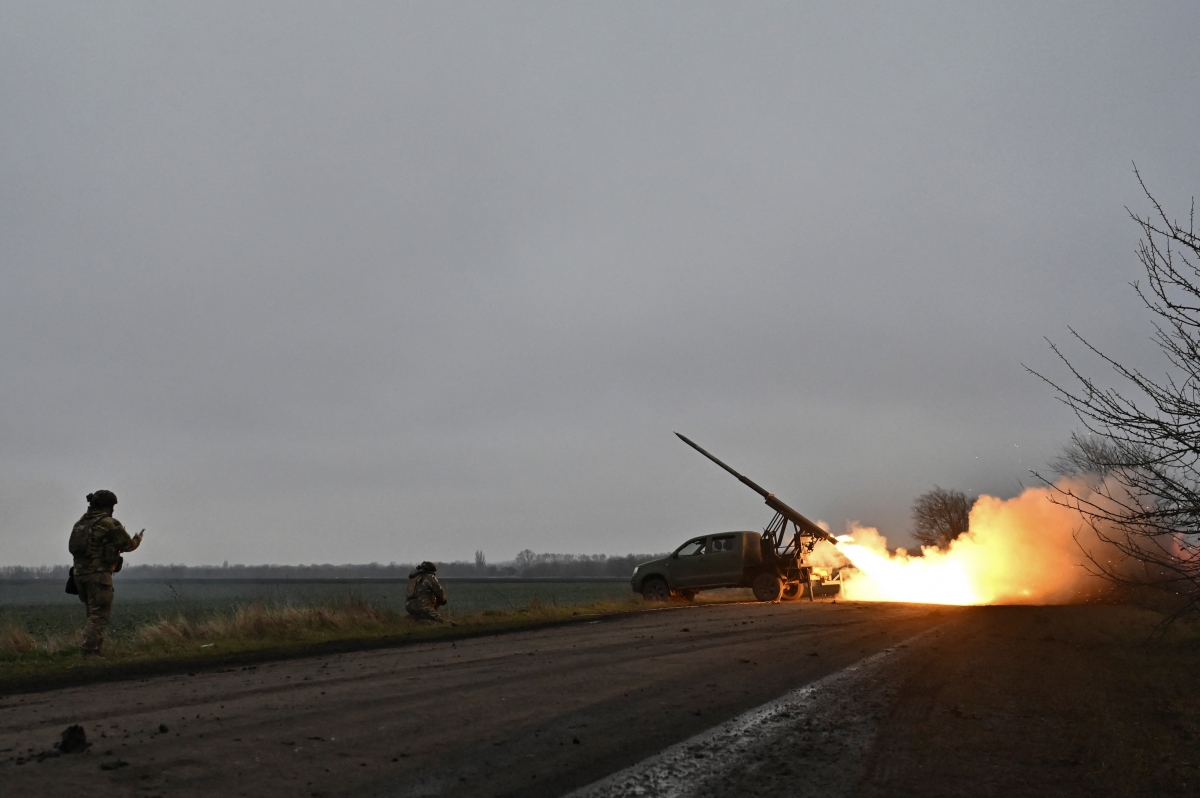 Ukraine khai hỏa về phía quân đội Nga trên tiền tuyến ở khu vực Zaporizhzhia. Ảnh: Reuters