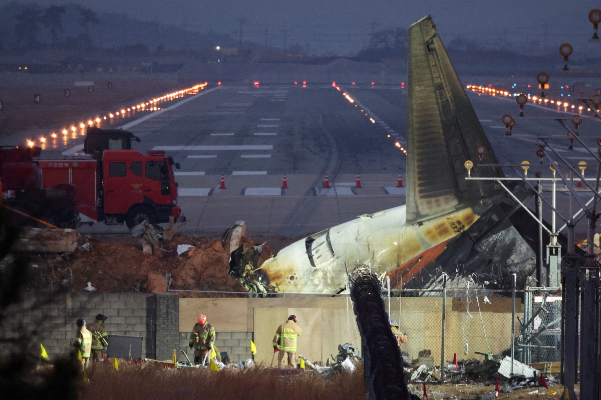 Hiện trường vụ tai nạn máy bay thảm khốc của Hãng hàng không Jeju Air. Ảnh: Reuters